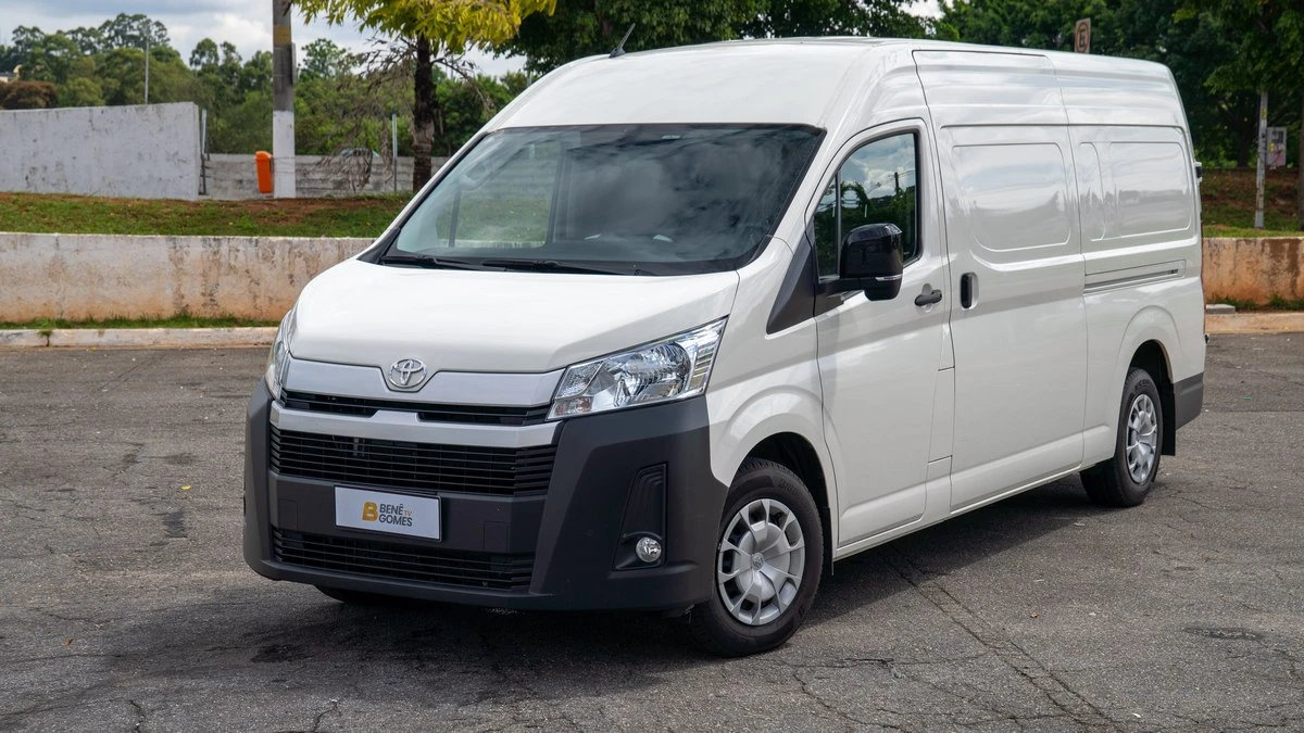 Toyota Hiace coloca a robustez da Hilux no transporte de cargas