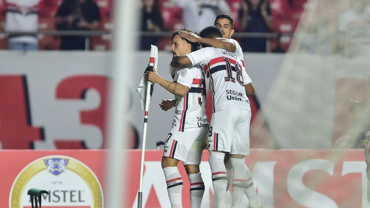 São Paulo encerra jejum, vence o Boston River e avança às oitavas