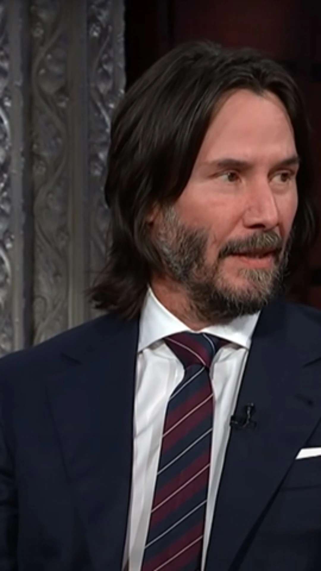 Keanu Reeves surpreende dublês distribuindo presentes!