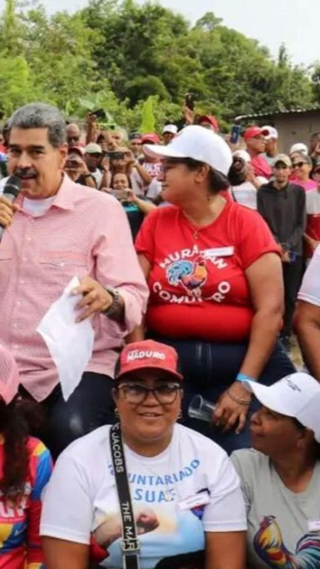 Com reeleição contestada, Maduro faz eleição para comunas na Venezuela