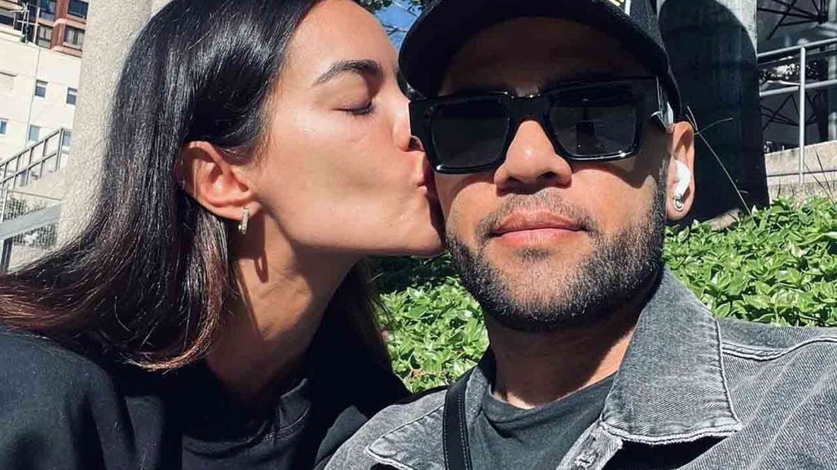 Daniel Alves aparece em foto de aniversário de Joana Sanz