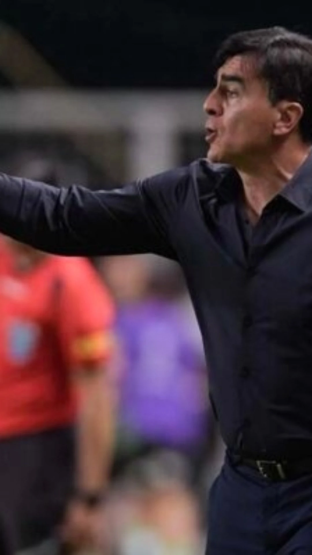 Mesmo após título, Colo-Colo comunica saída de treinador