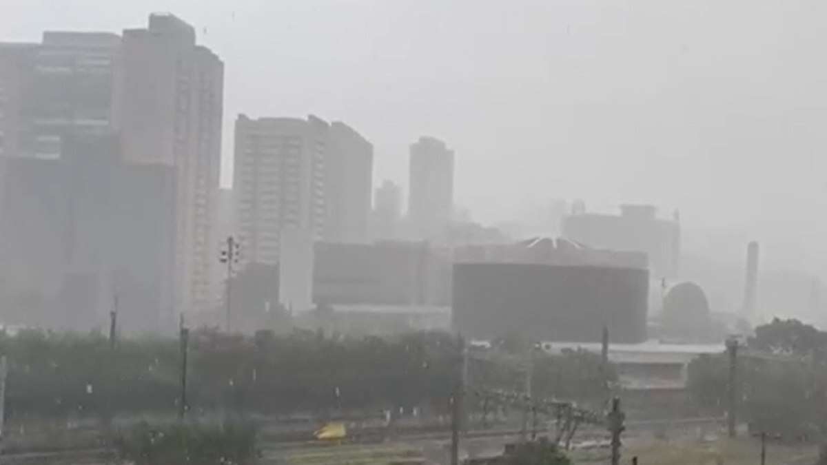 Um dia após 458 km de trânsito, chuva deixa 77 mil casas sem luz