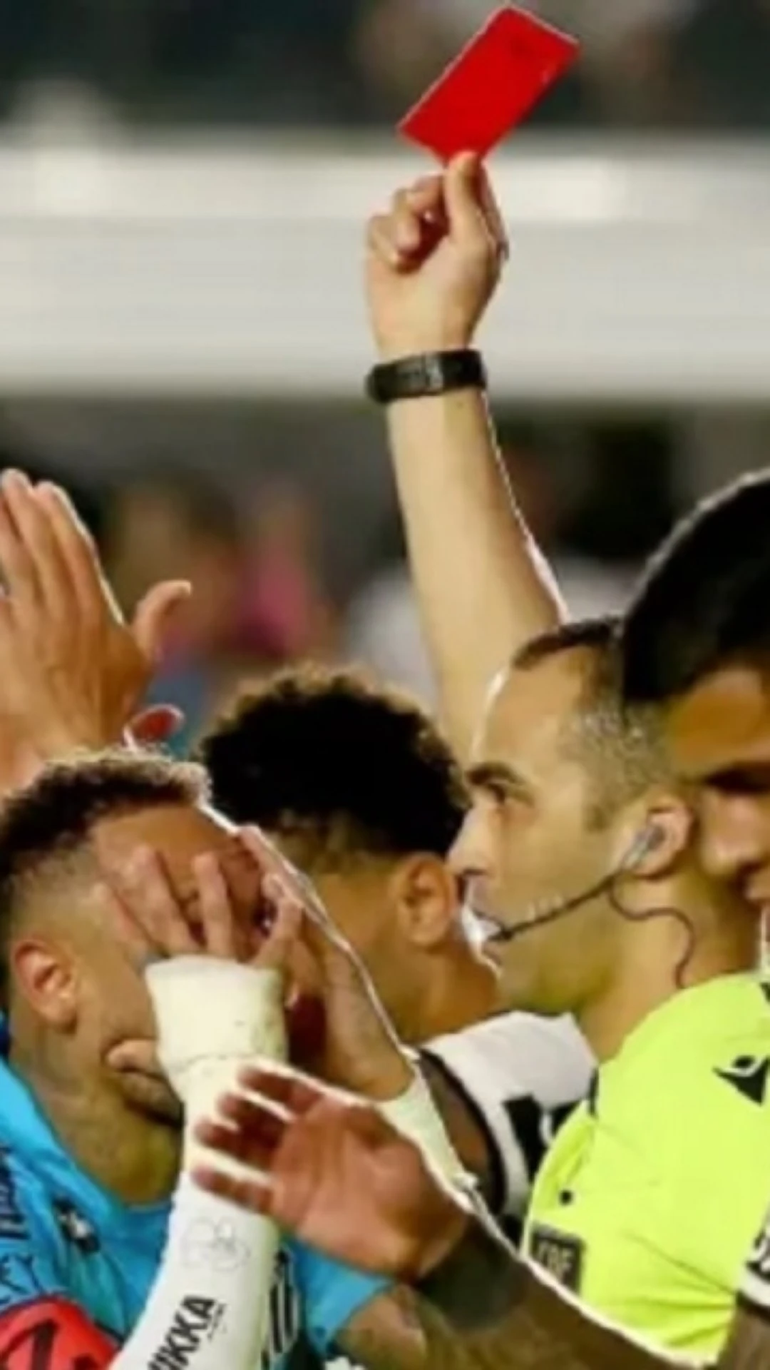 Após expulsão por tentar fazer gol de mão, Neymar pede desculpa nas redes sociais