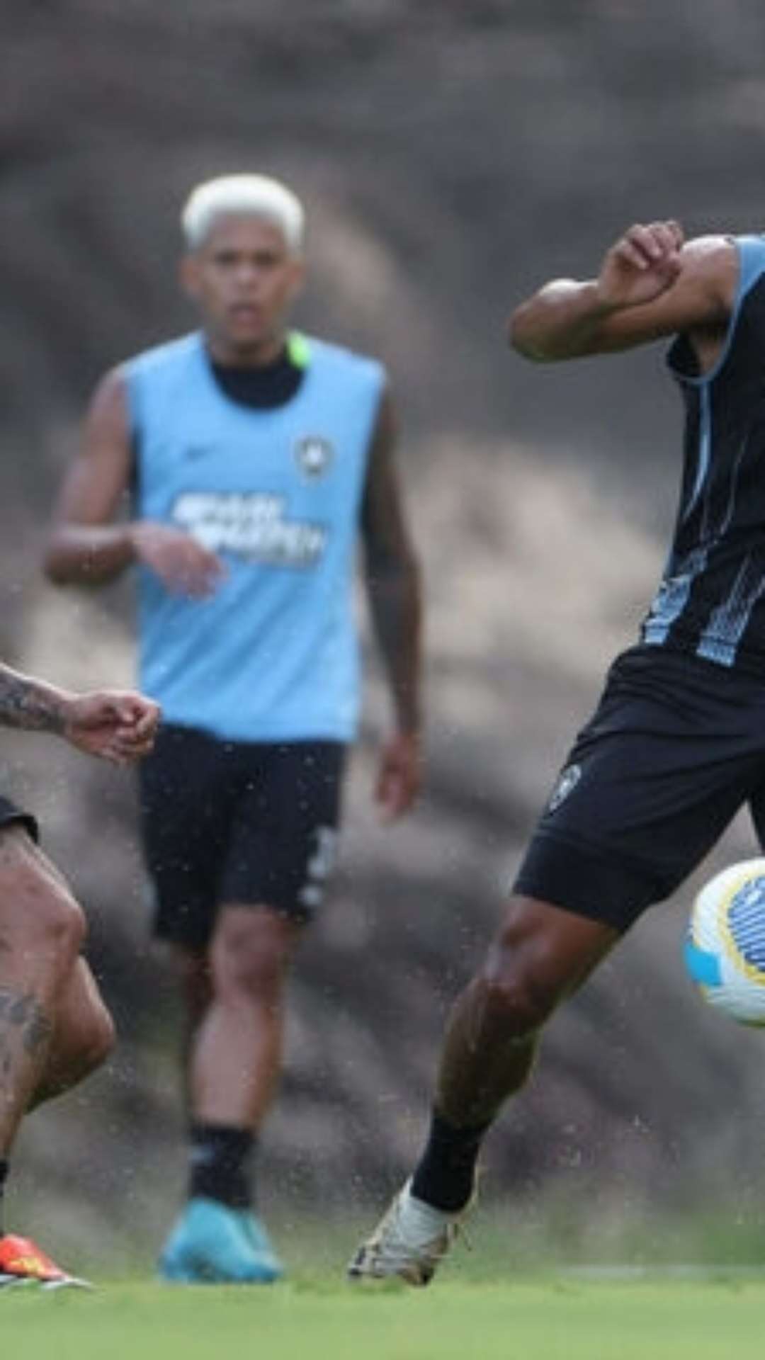 Botafogo volta aos treinos e faz ação com crianças no CT