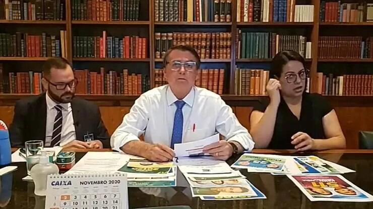 Em live, Bolsonaro faz campanha para filho vereador e outros candidatos
