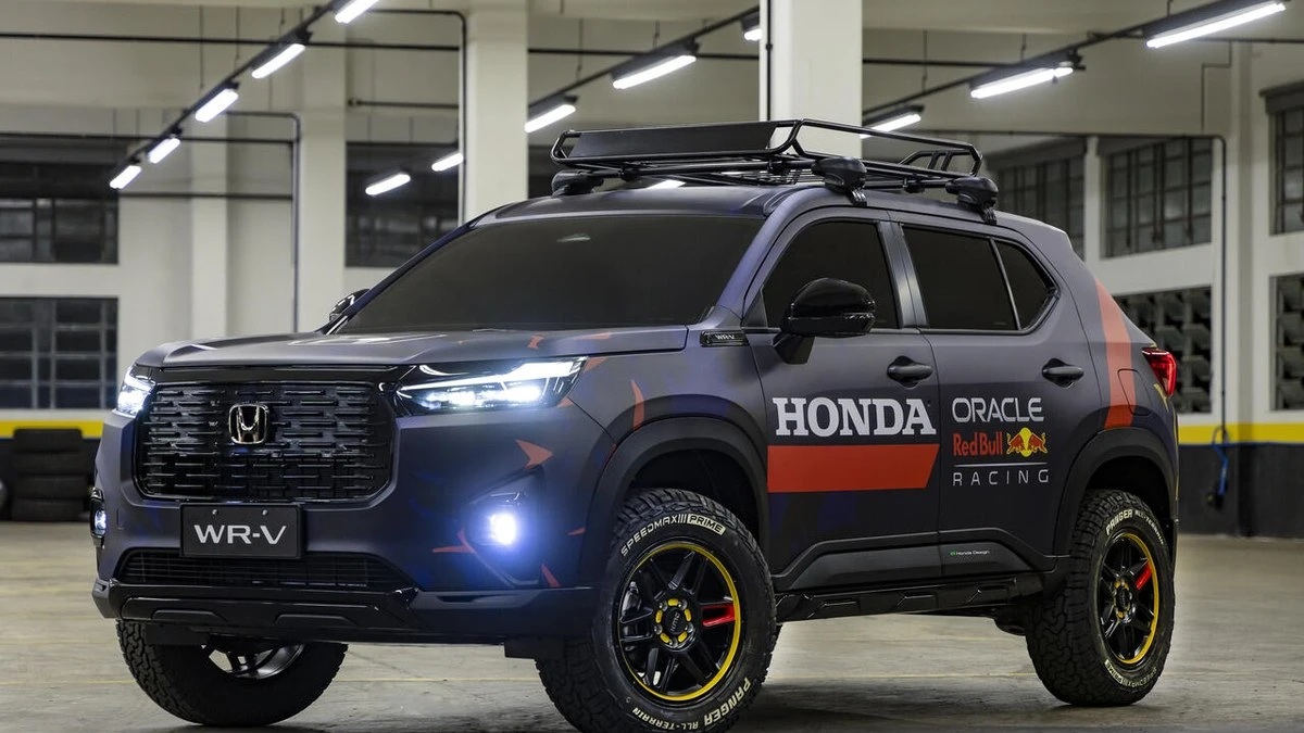 Honda mostra WR-V em versão Red Bull durante visita de Verstappen