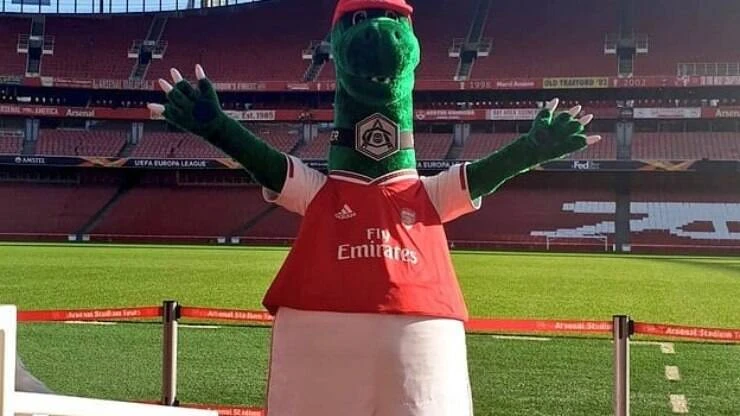 Ozil se oferece para pagar salário e salva emprego de mascote do Arsenal