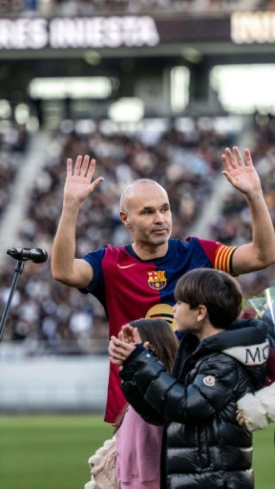 Iniesta se despede em Tóquio em amistoso de lendas entre Barça e Real Madrid