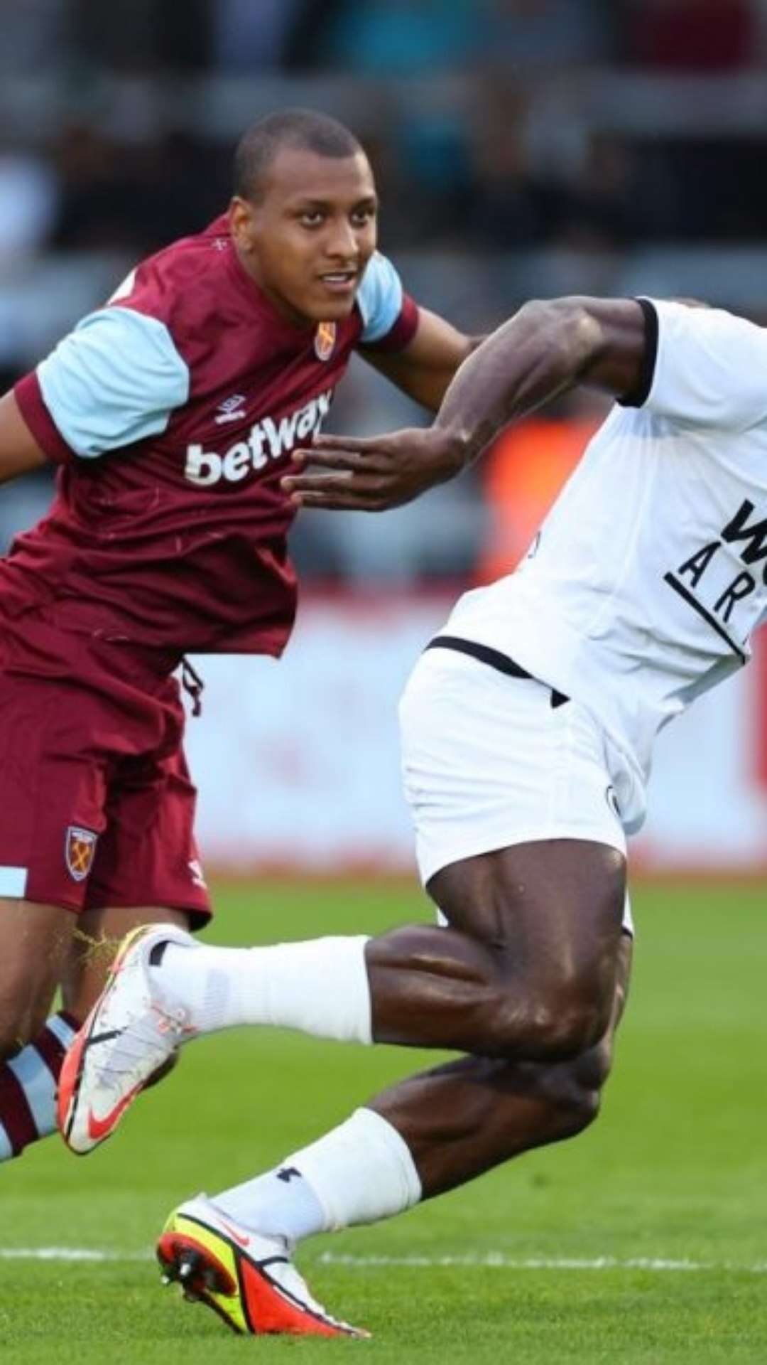 Luizão, zagueiro brasileiro do West Ham vive dilema de onde jogará na próxima temporada