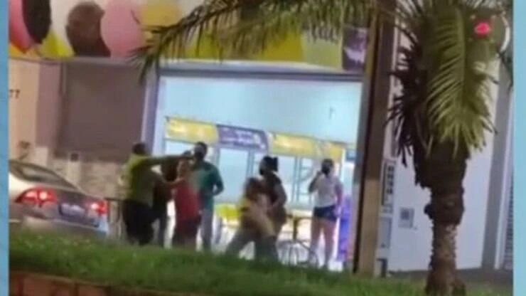 Candidato a vereador dá socos em mulheres atendentes de sorveteria; assista