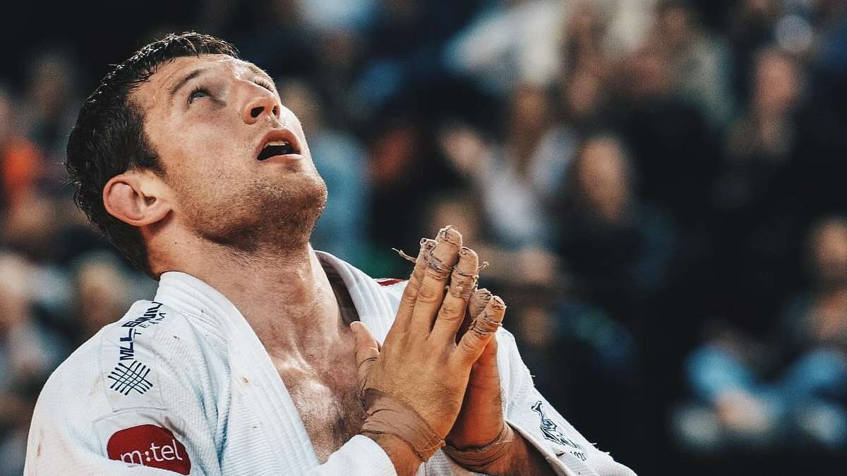 Judoca leva gancho pesado por fazer gesto cristão nos Jogos Olímpicos de Paris