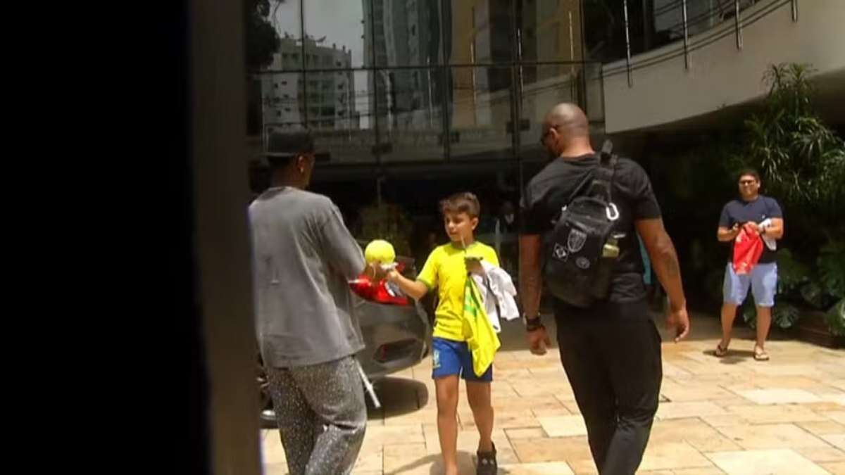 Vini Jr ganha 'Bola de Ouro' de jovem torcedor em apresentação da seleção brasileira