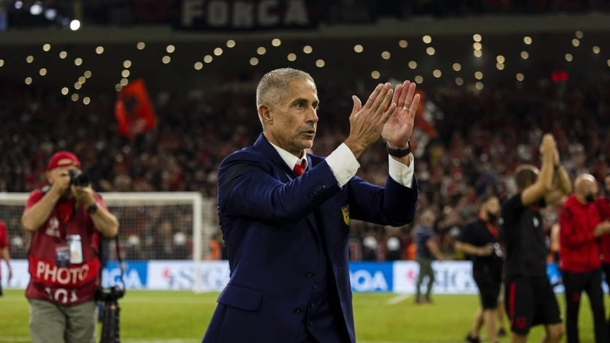 Criticado no Corinthians, Sylvinho dá volta por cima e estreia na Euro