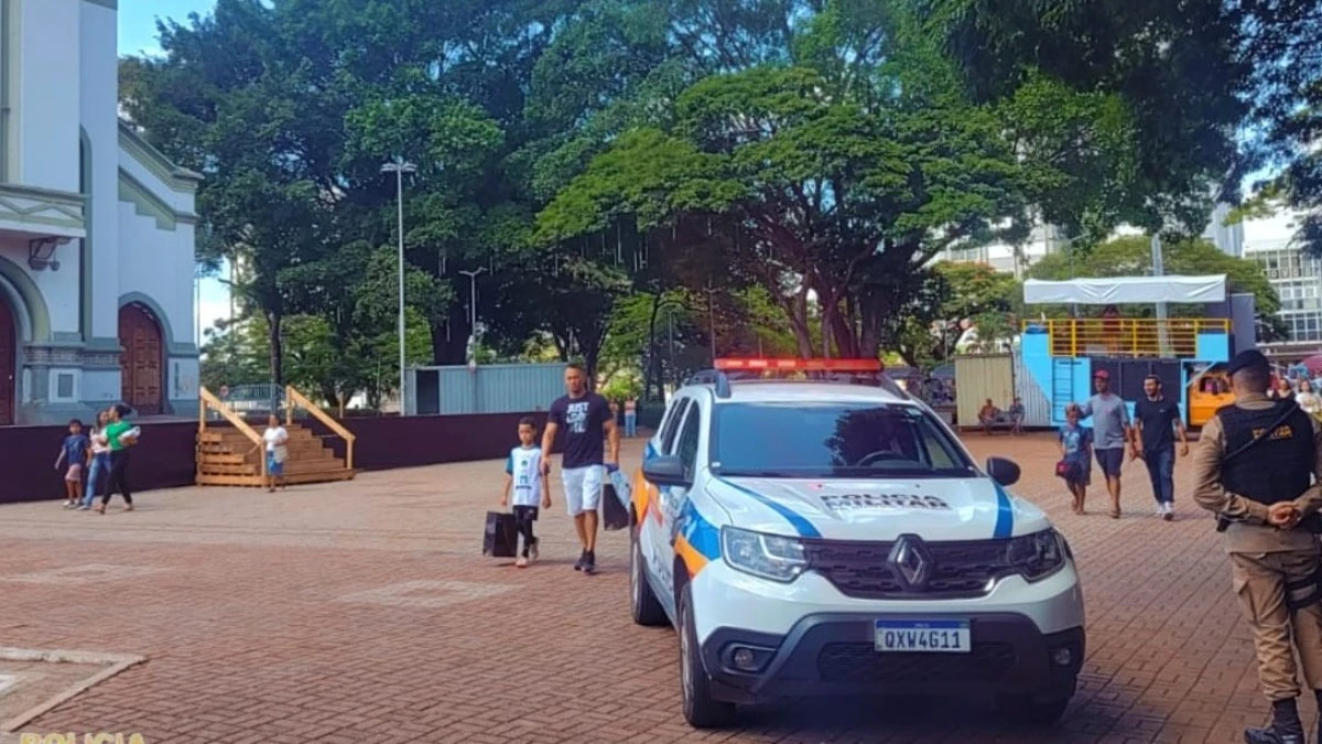 Homem é preso depois de apedrejar igreja e fugir na procissão