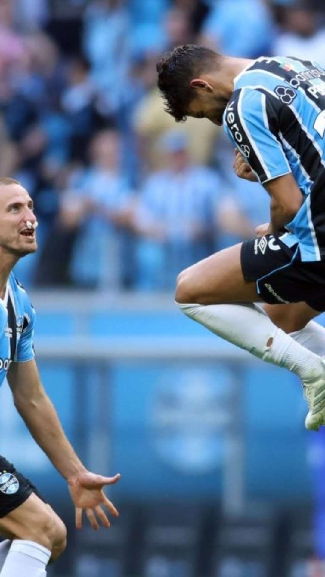 De virada, Grêmio supera Atlético-GO e volta a vencer no Brasileirão