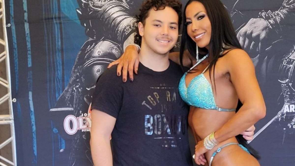 Filho de Ronaldo comparece em evento de fisiculturismo para prestigiar a mãe