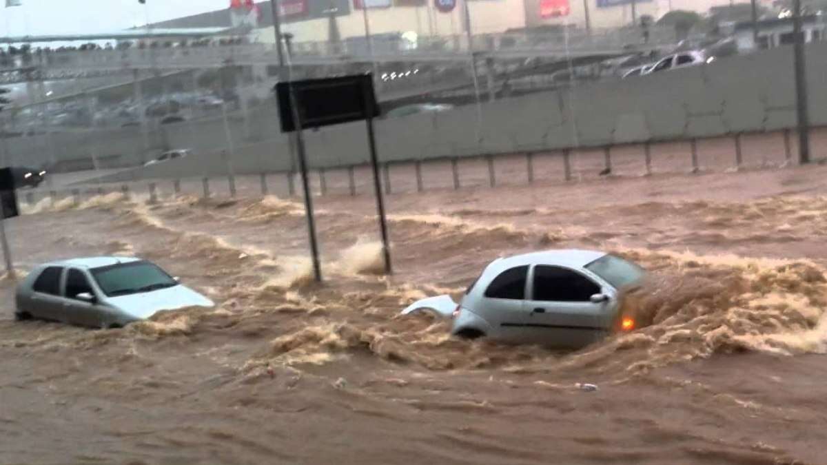 Chuvas fortes no Brasil: o que fazer se o carro ficar preso em uma enchente?