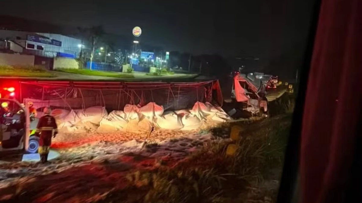 Carreta de arroz tomba e bloqueia Via Dutra no interior do RJ