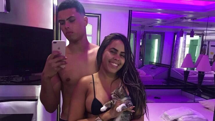 Casal comemora aniversário de namoro em motel e leva gato de estimação junto