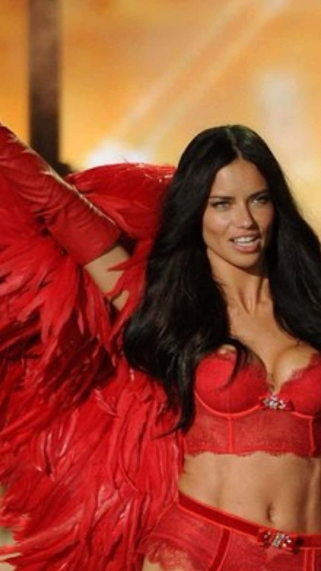 Rotina de exercícios de Adriana Lima para ficar com corpo perfeito choca; veja como é