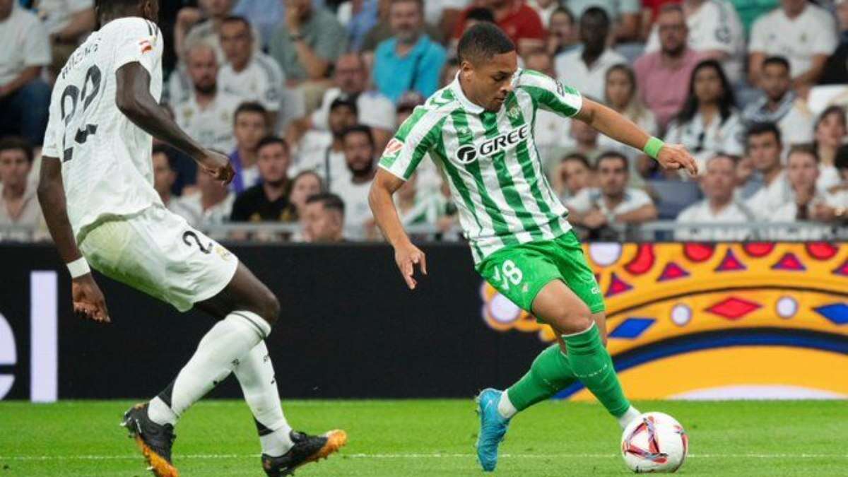 Vitor Roque vira alvo de críticas no Betis após chances perdidas