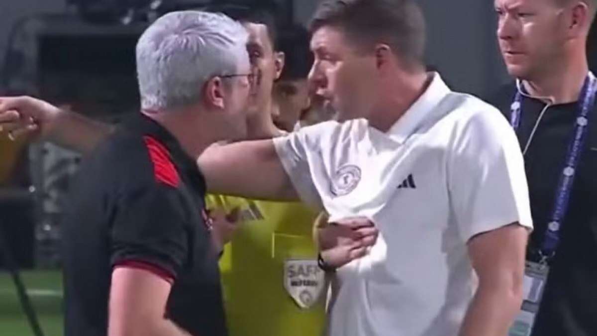 Odair Hellmann e Gerrard têm discussão acalorada à beira do campo no Sauditão; assista