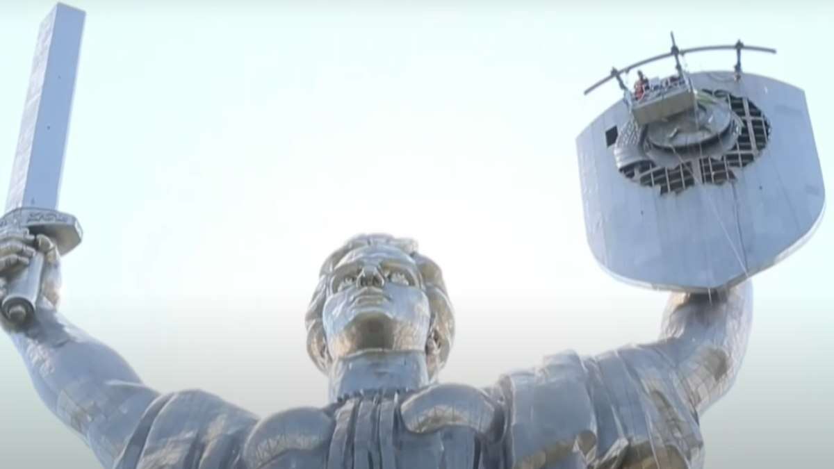 Ucrânia tira foice e martelo de estátua em Kiev; Rússia critica ação