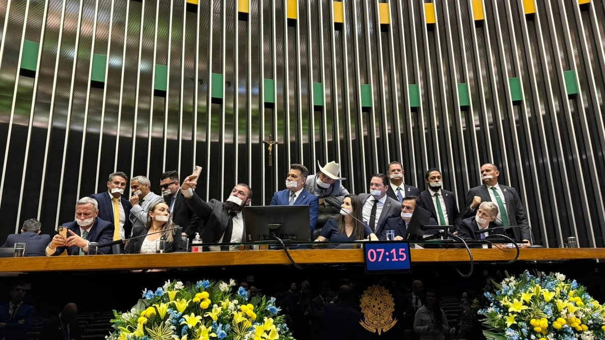 Bolsonaristas tentam emplacar PEC que limita ação do STF; entenda