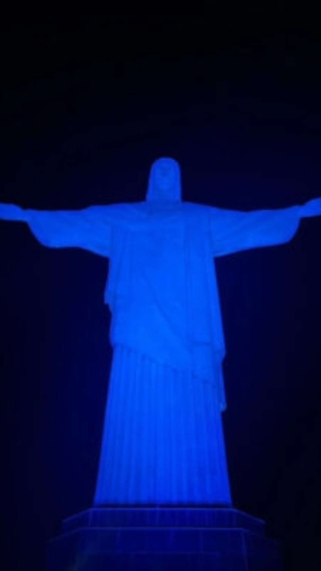 Cristo Redentor é iluminado para campanha Novembro Azul com apoio da CBF