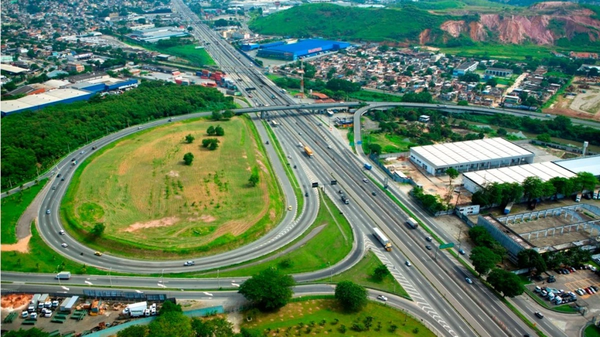 Dutra e Rio-Santos recebem 1,8 milhão de veículos no feriado