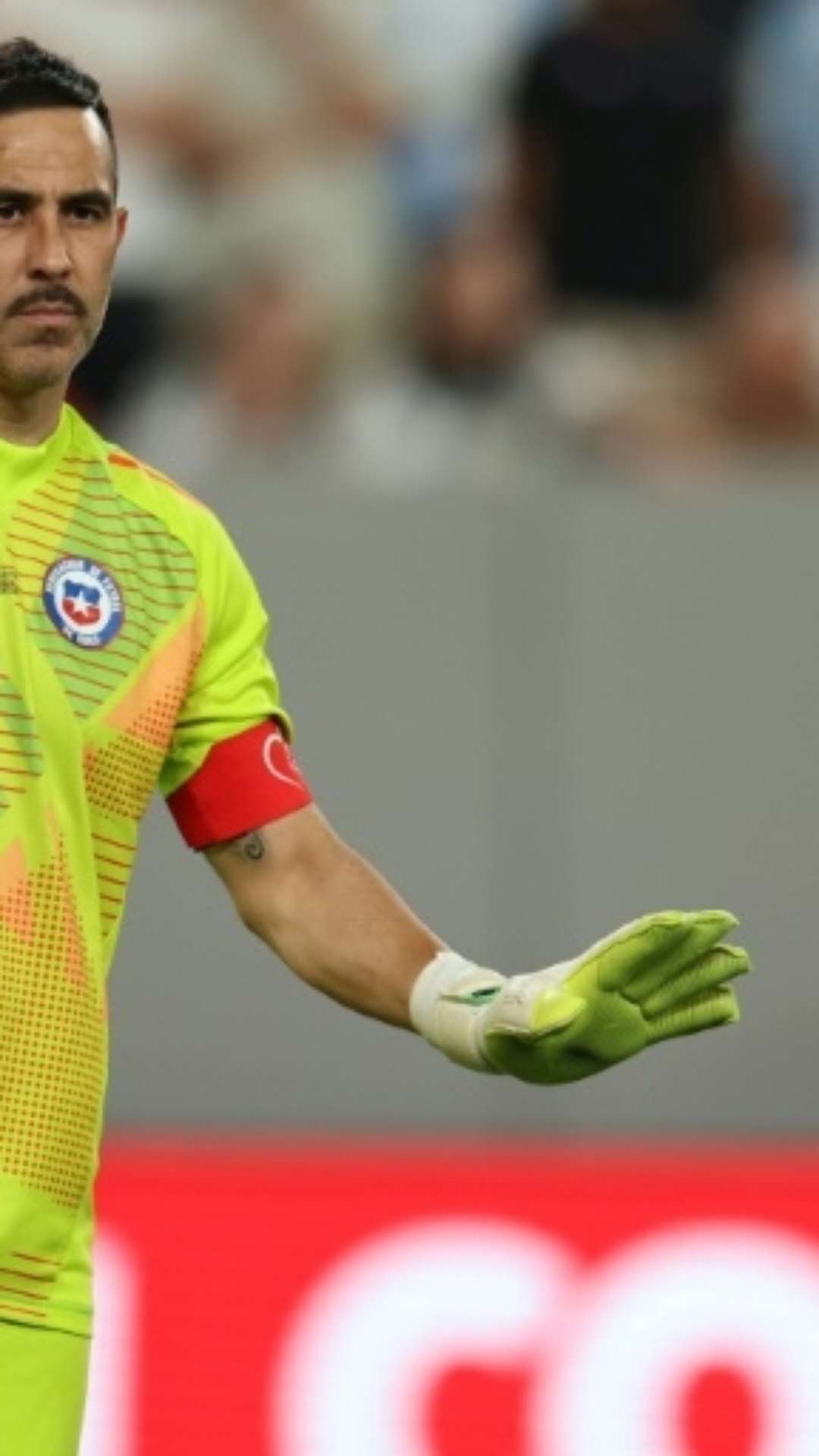 Goleiro chileno Claudio Bravo anuncia sua aposentadoria do futebol aos 41 anos