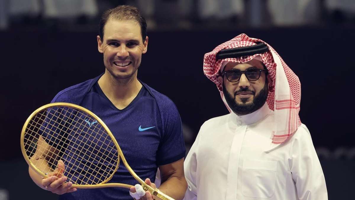 Nadal é presenteado por sheik árabe com raquete de ouro; valor do objeto assusta