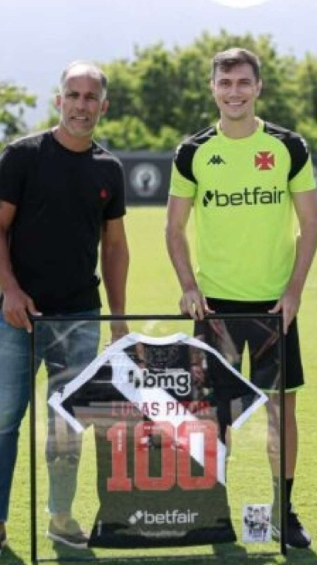 Lucas Piton recebe camisa comemorativa das mãos de ídolo do Vasco