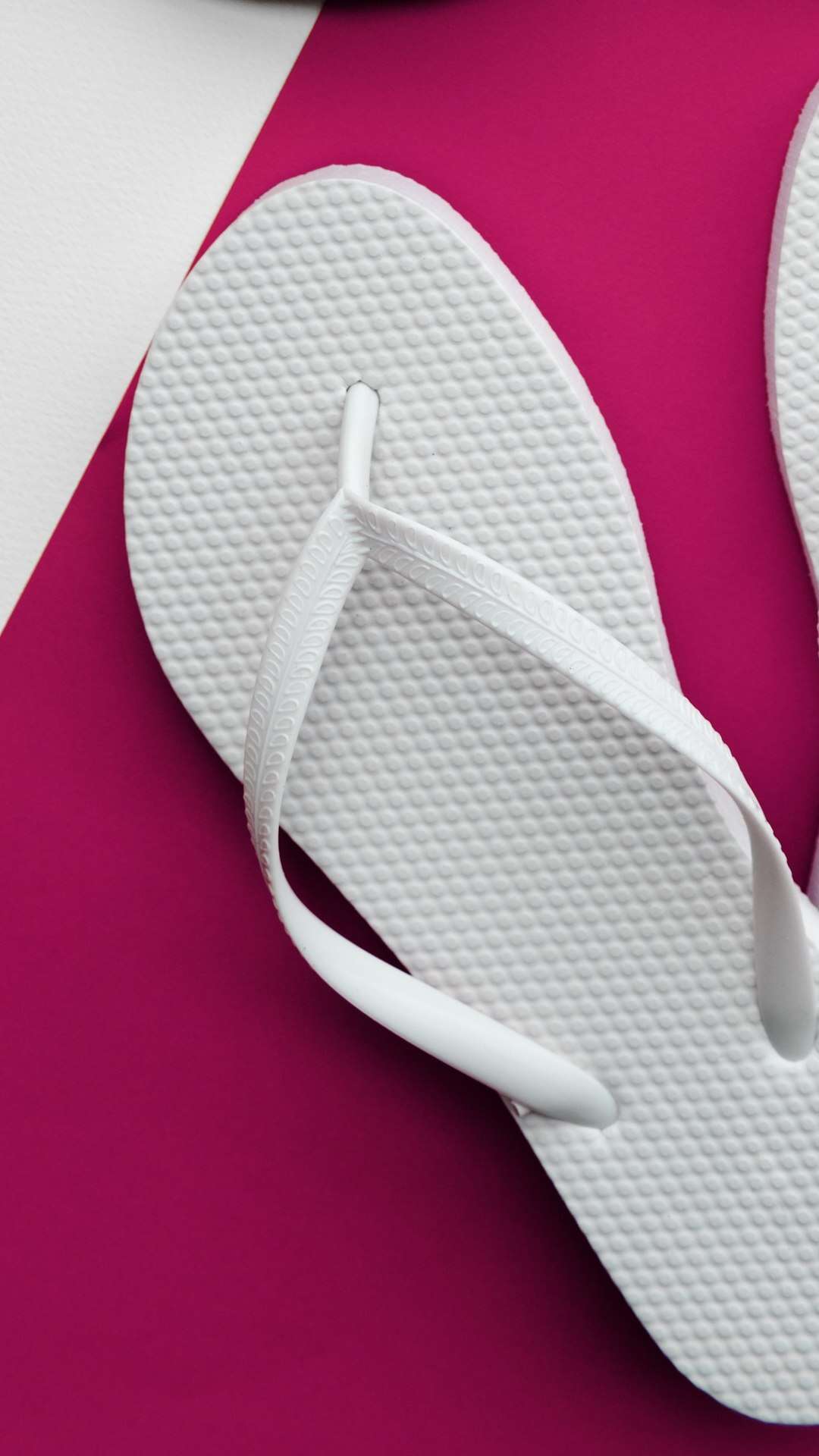 10 modelos de chinelo branco para passar o Réveillon na praia