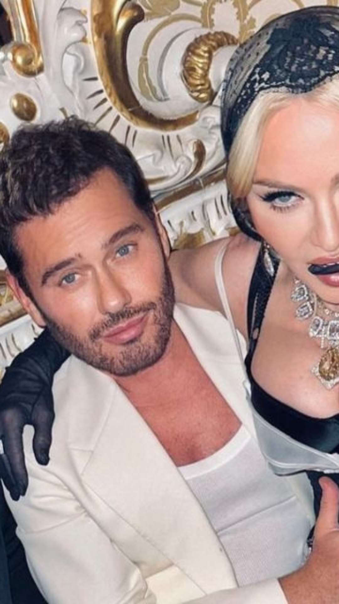 Cauã Reymond aparece em foto com Madonna durante evento da Dolce&Gabbana na Itália