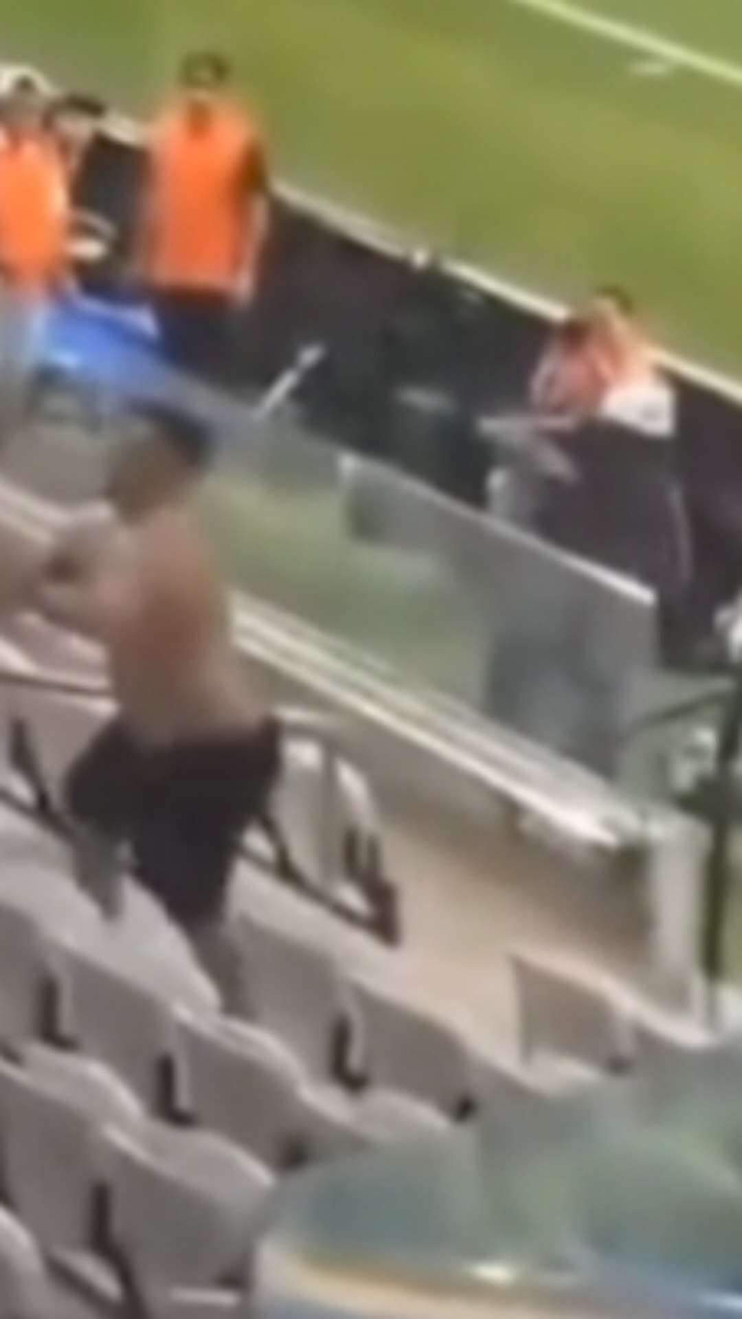 Em nota, Fortaleza lamenta cenas de violência após torcedor do Corinthians invadir o setor visitante na Neo Química Arena