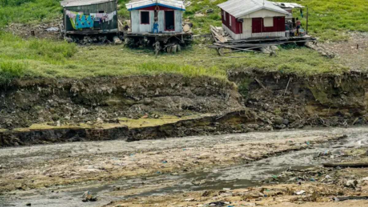 Seca: Rio Negro atinge menor marca em 121 anos