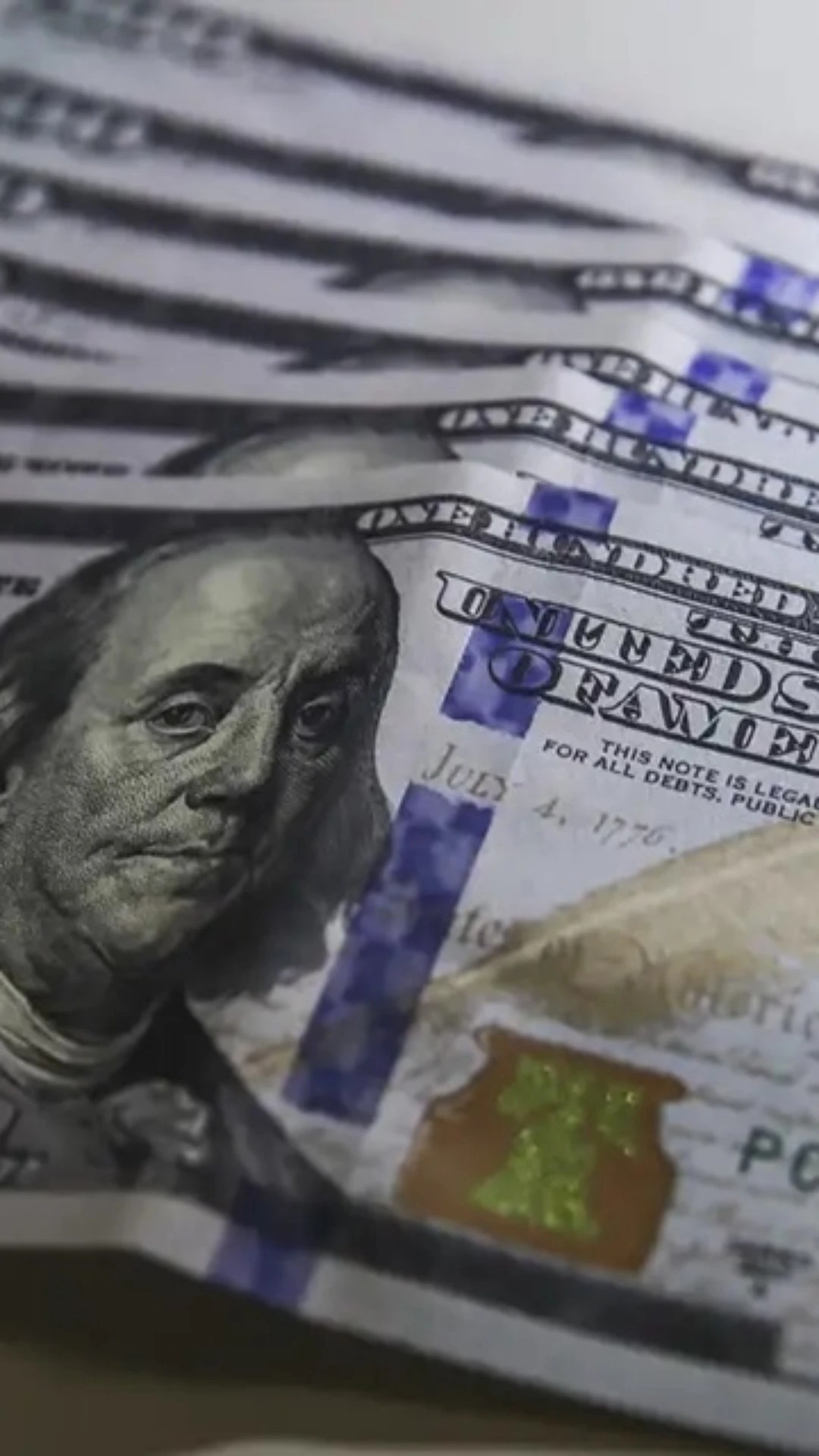 Dólar cai e fecha cotado a R$ 5,6422; Bolsa também recua, após bater os 140 mil pontos na véspera