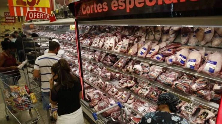 Incerteza econômica provoca queda de confiança do consumidor, aponta FGV