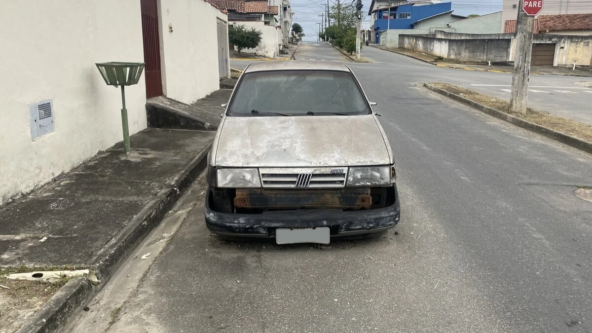 Carro abandonado na rua pode gerar multa e remoção