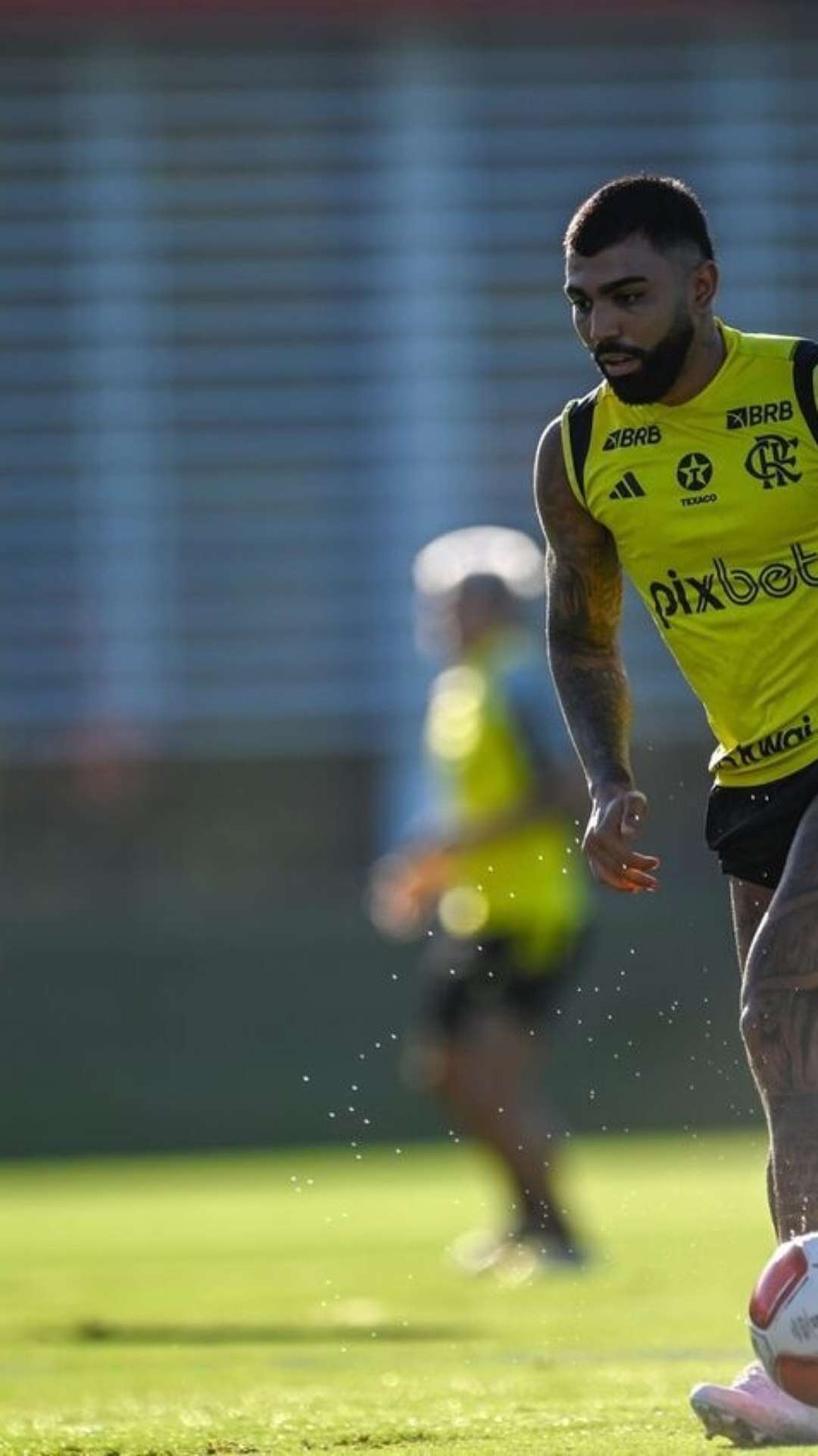 Gabigol faz agradecimento à patrocinadora após fim de parceria de mais de uma década