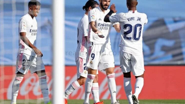 Acabou o caô! Benzema posta foto com ex-Flamengo e coloca fim a polêmica