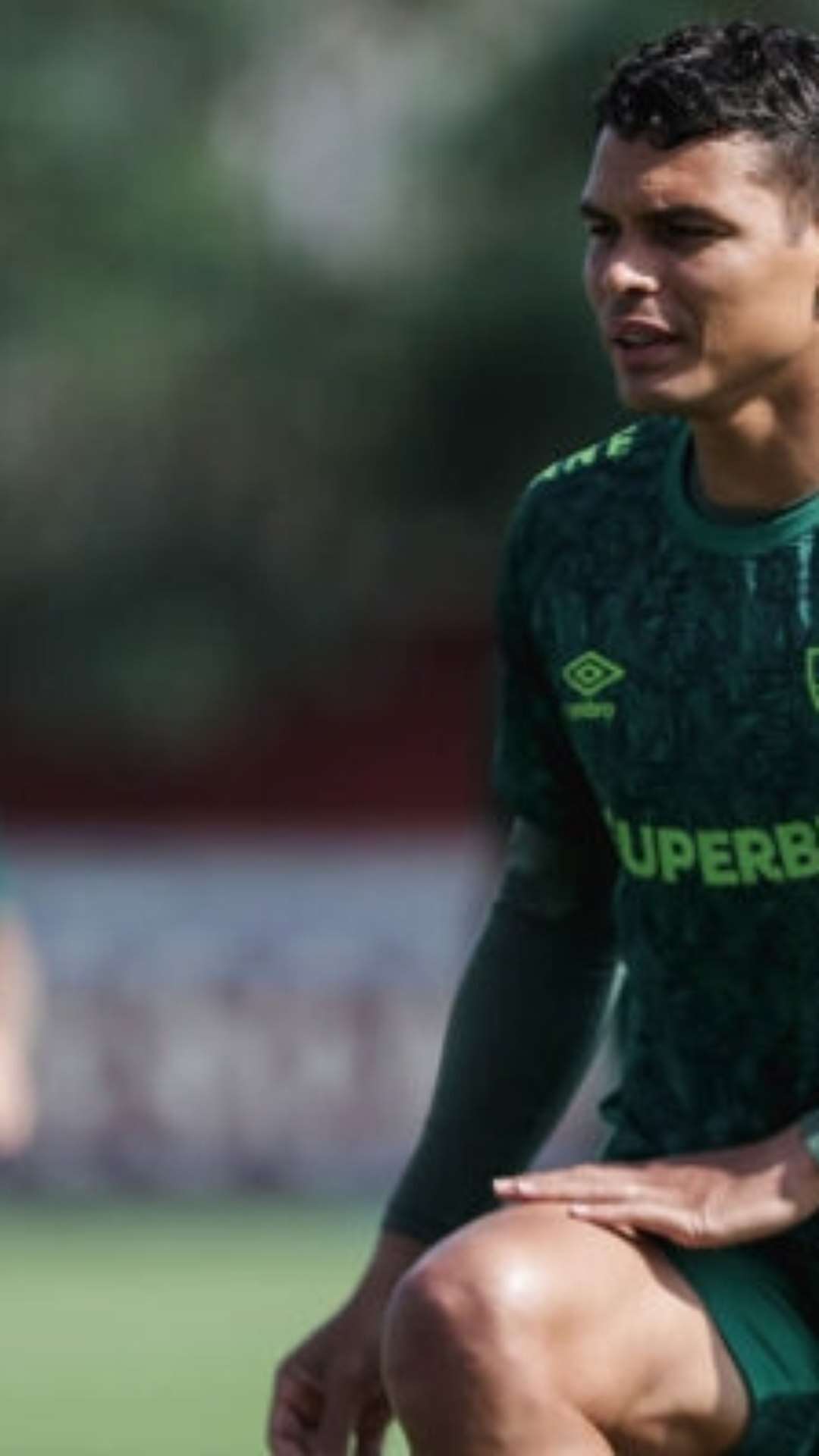 Thiago Silva treina no campo e tem chance de jogar o Fla-Flu