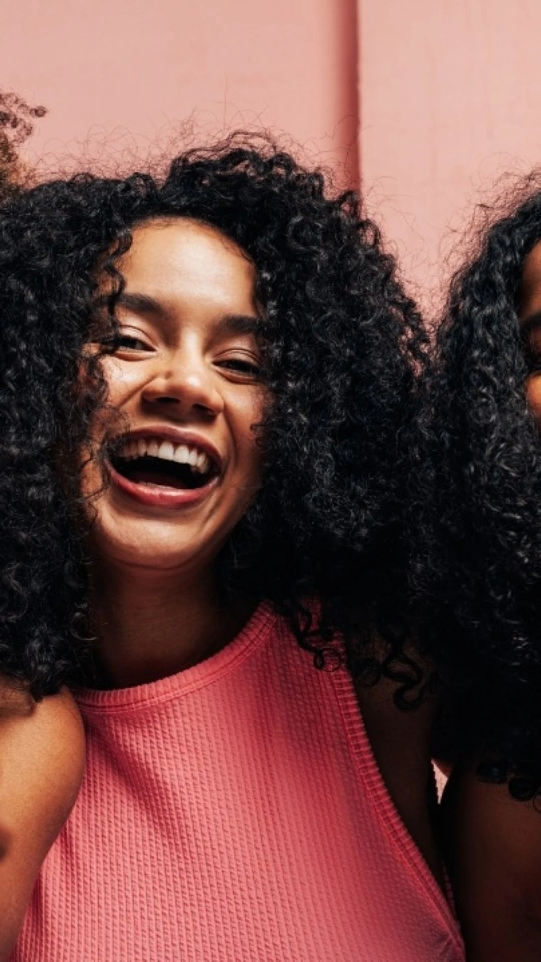 Penteados para cabelos cacheados soltos: 5 ideias e estilos diferentes para se inspirar