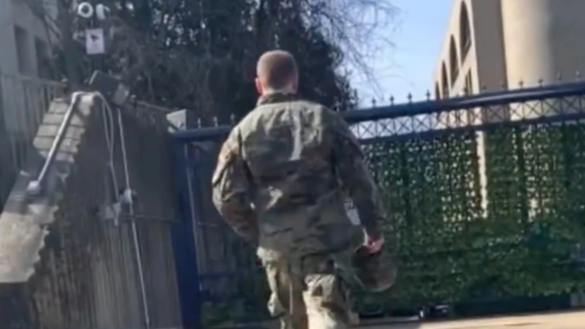 EUA: Militar ateia fogo em si e morre em frente à Embaixada de Israel