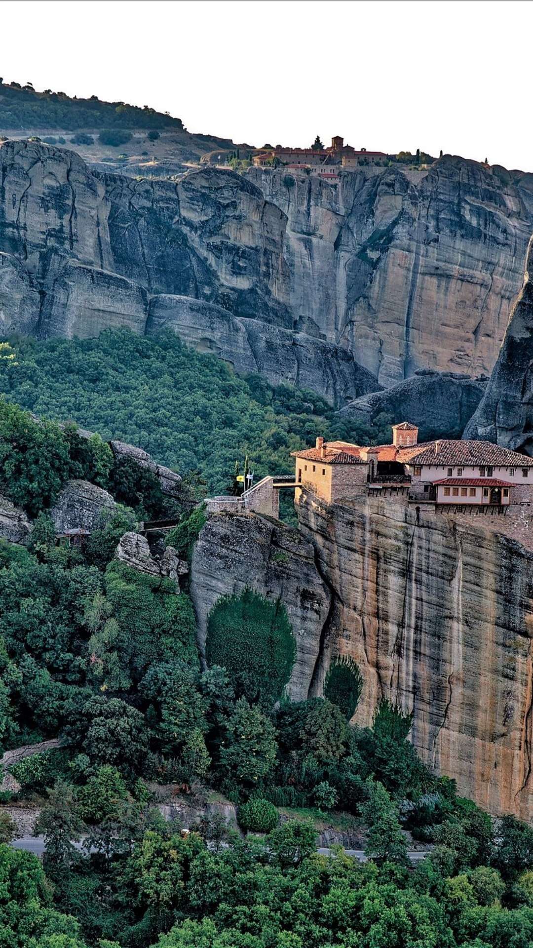 Meteora: os mosteiros construídos em cima de penhascos na Grécia