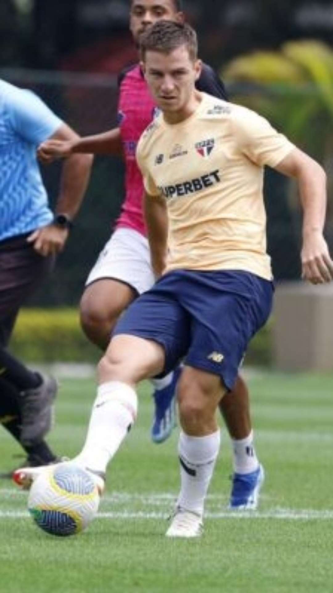 Com reservas, São Paulo vence jogo-treino no CT da Barra Funda