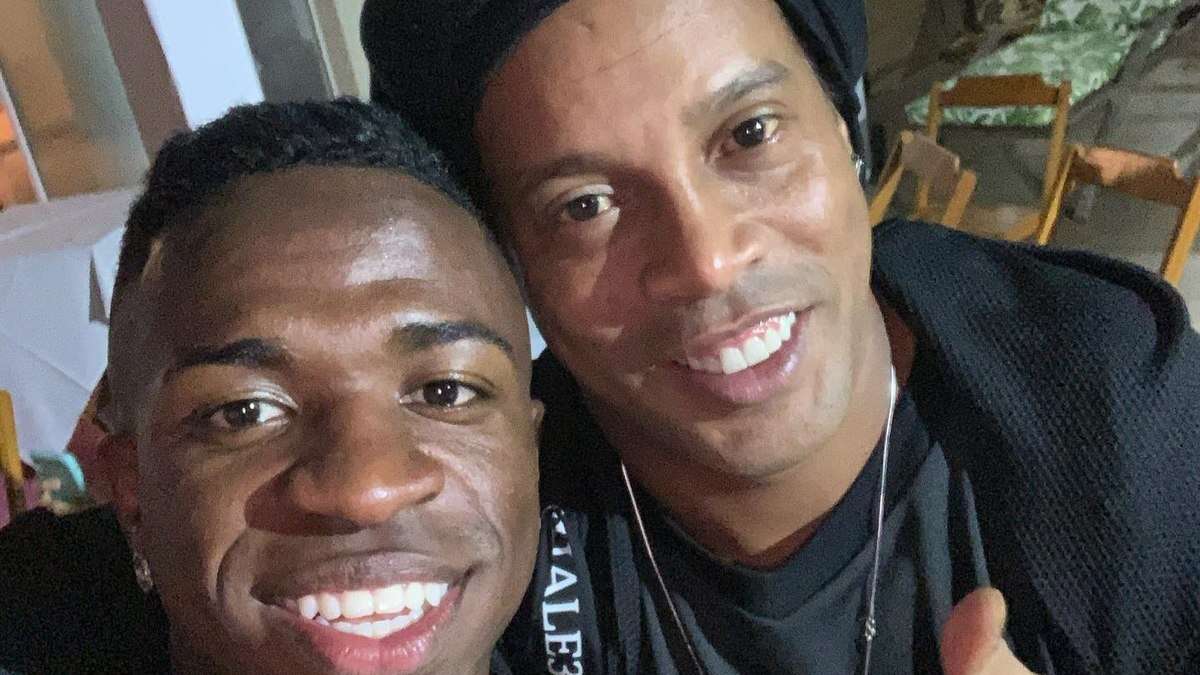 Vini Jr e Ronaldinho podem ser processados por promover empresa suspeita de pirâmide