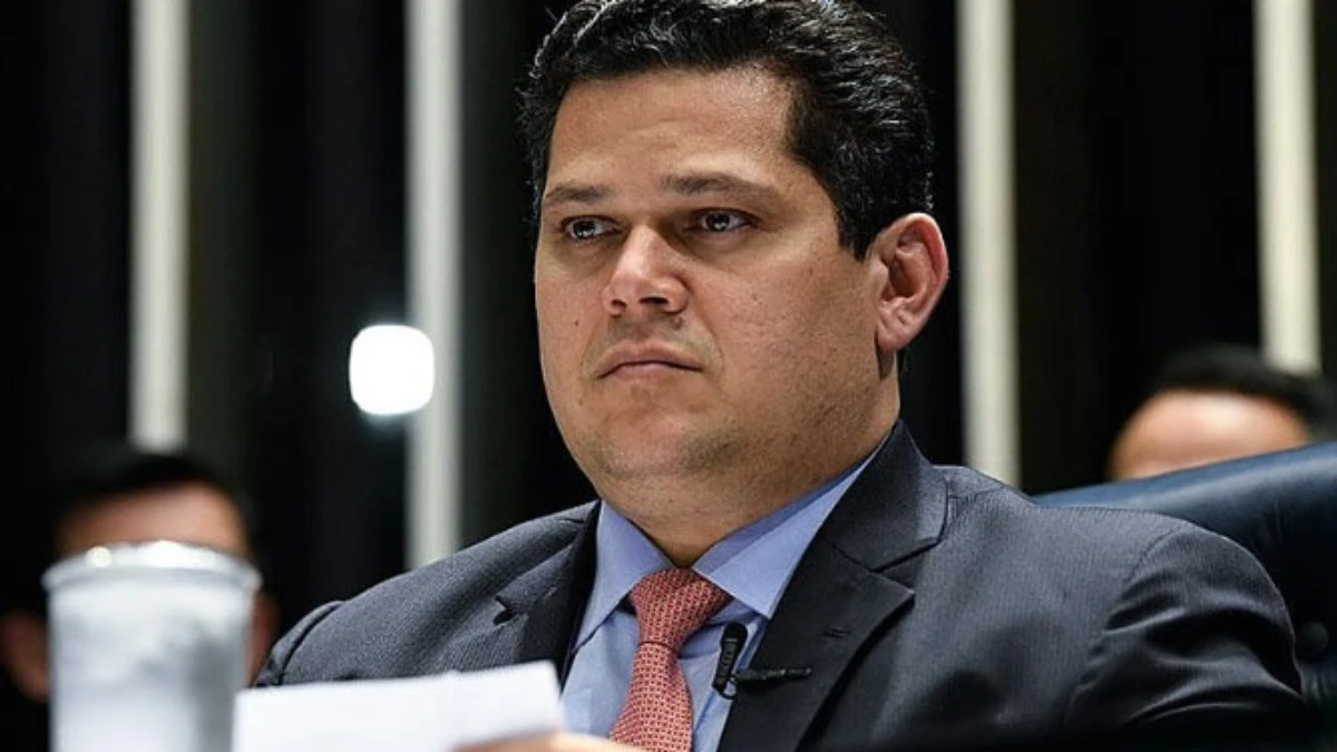 Alcolumbre inicia trâmite de PEC 6x1 alternativa no Senado